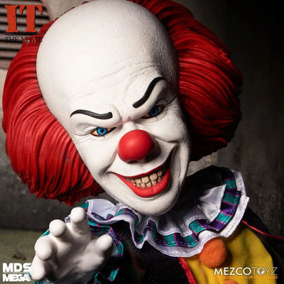 MDS Designer Series / IT: Pennywise 15 Inch Mega Scale Figure with Soundㅤ – Mezco – ActionFigureBrasil — ângulo diferente