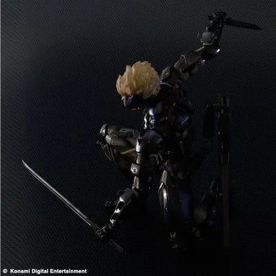 Metal Gear Rising: Revengeance - Raiden - Play Arts Kai - Black Armour ver. (Square Enix)ㅤ – Square Enix – ActionFigureBrasil — ângulo diferente
