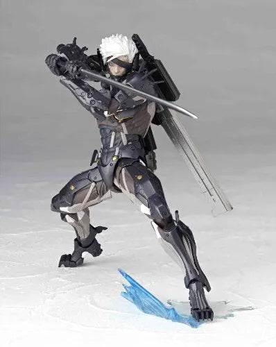 Metal Gear Rising: Revengeance - Raiden - Revoltech #140 (Kaiyodo)ㅤ – Kaiyodo – ActionFigureBrasil — ângulo diferente