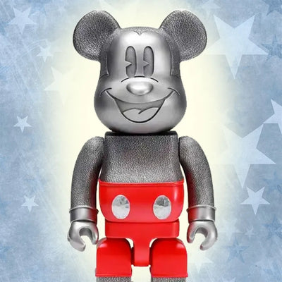 Mickey Mouse Disney 100 Be@rbrick 400% (Special Edition) – Royal Selangor – ActionFigure Brasil — ambientada