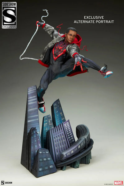 Miles Morales - LIMITED EDITION: 800 (Exclusive) – Sideshow Collectibles – ActionFigure Brasil — com base expositora