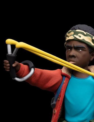 Mini Epics/ Stranger Things: Lucas Sinclair PVCㅤ – Weta – ActionFigure Brasil — ângulo diferente