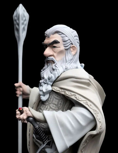 Mini Epics/ The Lord of the Rings: Gandalf the White PVCㅤ – Weta – ActionFigureBrasil — ângulo diferente
