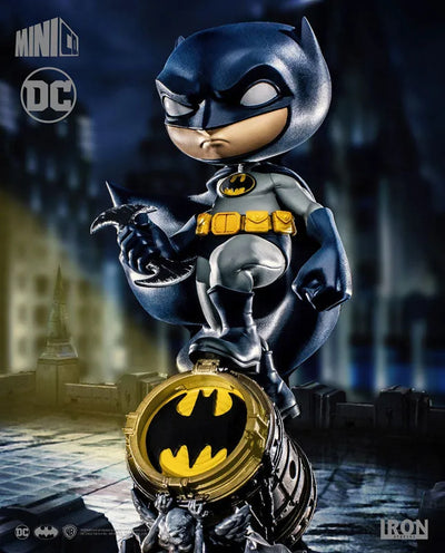 Mini Heroes / DC Comics: Batman PVC Deluxe verㅤ – MiniCo – ActionFigureBrasil — com base expositora
