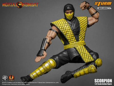 Mortal Kombat 1/12 Action Figure VS Series: Klassic Scorpionㅤ – Storm Collectibles – ActionFigureBrasil — com base expositora