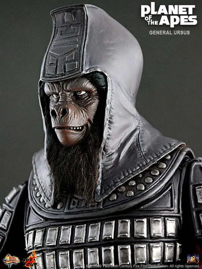 Movie Masterpiece - Planet Of The Apes 1/6 Scale Figure: General Ursusㅤ – Hot Toys – ActionFigure Brasil — com base expositora