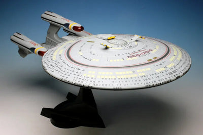 New Star Trek TNG U.S.S. Enterprise NCC-1701D Model Kai (Dreadnought Class)ㅤ – DIAMOND SELECT TOYS – ActionFigureBrasil — ângulo diferente