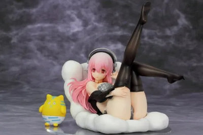 Nitro Super Sonic - Sonico - Voice Collection - 1/7 - Bikini & Sofa ver., Black ver. (Griffon Enterprises)ㅤ – Griffon Enterprises – ActionFigure Brasil — com base expositora