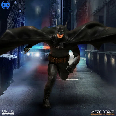 ONE:12 Collective - DC Comics: Ascending Knight Batman 1/12 Action Figureㅤ – Mezco – ActionFigureBrasil — ângulo diferente