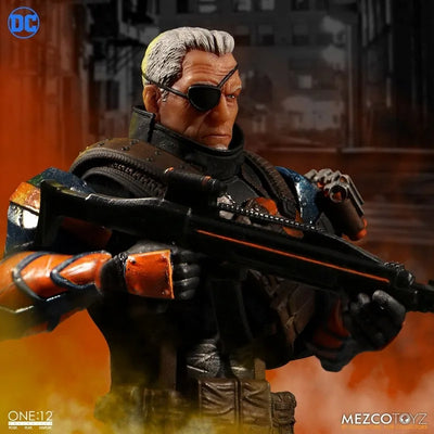 ONE:12 Collective - DC Comics: Deathstroke 1/12 Action Figureㅤ – Mezco – ActionFigureBrasil — com base expositora