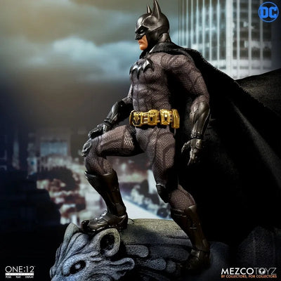 ONE:12 Collective - DC Comics: Sovereign Knight Batman 1/12 Action Figure(Provisional Pre-order)ㅤ – MEZCO TOYZ/豆魚雷 – ActionFigureBrasil — ângulo diferente