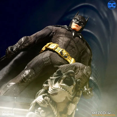 ONE:12 Collective - DC Comics: Sovereign Knight Batman 1/12 Action Figure(Provisional Pre-order)ㅤ – MEZCO TOYZ/豆魚雷 – ActionFigure Brasil — detalhe do produto