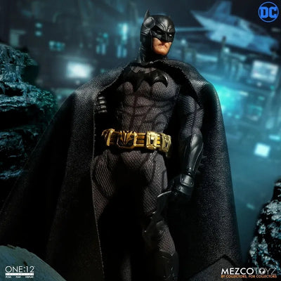ONE:12 Collective - DC Comics: Sovereign Knight Batman 1/12 Action Figure(Provisional Pre-order)ㅤ – MEZCO TOYZ/豆魚雷 – ActionFigure Brasil — embalagem