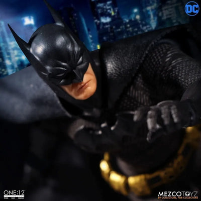 ONE:12 Collective - DC Comics: Sovereign Knight Batman 1/12 Action Figure(Provisional Pre-order)ㅤ – MEZCO TOYZ/豆魚雷 – ActionFigure Brasil — com base expositora