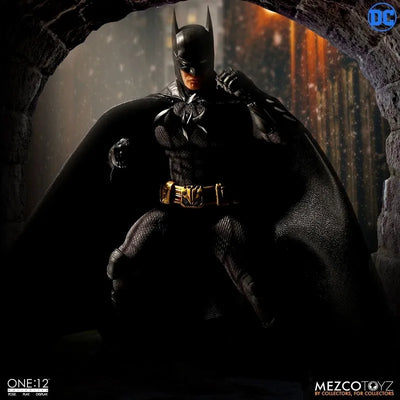 ONE:12 Collective - DC Comics: Sovereign Knight Batman 1/12 Action Figure(Provisional Pre-order)ㅤ – MEZCO TOYZ/豆魚雷 – ActionFigure Brasil — ângulo diferente