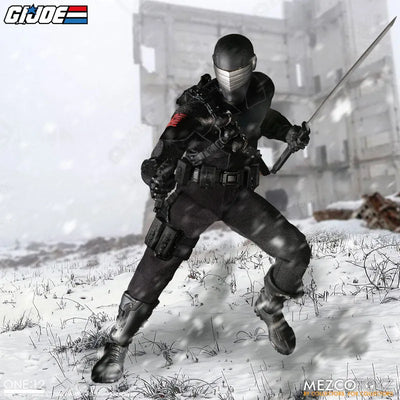 ONE:12 Collective / G.I. Joe: Snake Eyes 1/12 Action Figure DX Editionㅤ – Mezco – ActionFigureBrasil — com base expositora