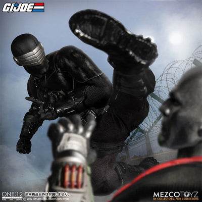ONE:12 Collective / G.I. Joe: Snake Eyes 1/12 Action Figure DX Editionㅤ – Mezco – ActionFigureBrasil — ângulo diferente