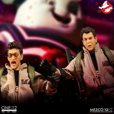 ONE:12 Collective - Ghostbusters: Ghostbusters 1/12 Action Figure DLX Box Set(Provisional Pre-order)ㅤ – Mezco – ActionFigure Brasil — com base expositora