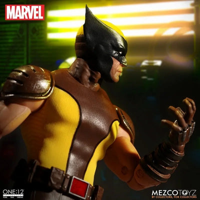 ONE:12 Collective - Marvel Universe: Wolverine 1/12 Action Figureㅤ – Mezco – ActionFigureBrasil — com base expositora