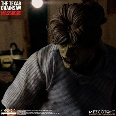 ONE:12 Collective / Texas Chainsaw Massacre: Leatherface 1/12 Action Figure Deluxe Editionㅤ – Mezco – ActionFigure Brasil — com base expositora