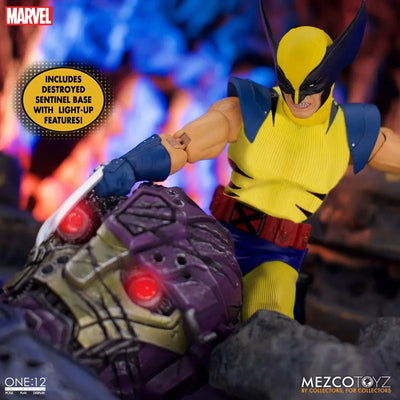 ONE:12 Collective Wolverine with Sentinel 1/12 Figure DX Steel Box Editionㅤ – Mezco – ActionFigureBrasil — ângulo diferente
