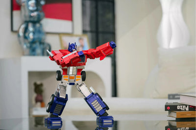 Optimus Prime G1 Elite Robot – Robosen – ActionFigure Brasil — ambientada