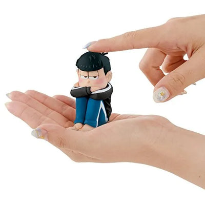Osomatsu-san - Matsuno Ichimatsu - Nade Nade Muttsu-ko Vol.2 - World Collectable Figure - Black Jersey ver. (Avex Pictures, Banpresto)ㅤ – Banpresto – ActionFigureBrasil — embalagem
