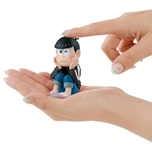 Osomatsu-san - Matsuno Todomatsu - Nade Nade Muttsu-ko Vol.3 - World Collectable Figure - Black Jersey ver. (Avex Pictures, Banpresto)ㅤ – Banpresto – ActionFigureBrasil