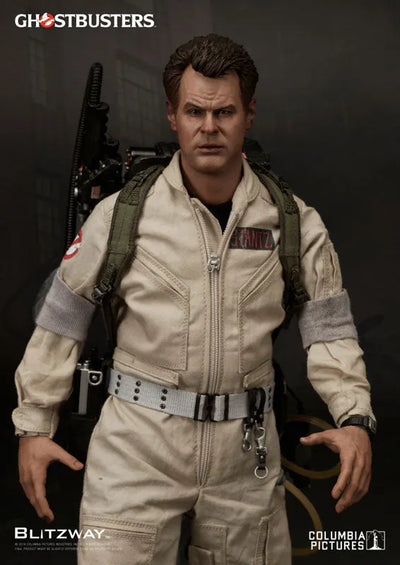 P UMS Ghostbusters - 1/6 Collectible Figure Dan Aykroyd as Raymond Stantzㅤ – Blitzway – ActionFigure Brasil — com base expositora