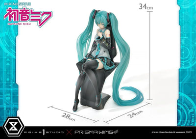 Piapro Characters - Hatsune Miku - Prisma Wing PWPCL-07DX - 1/4 - DX Version (Prime 1 Studio)ㅤ – Prime 1 Studio – ActionFigure Brasil — com base expositora