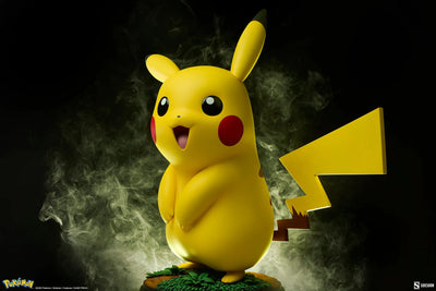 Pikachu - LIMITED EDITION: TBD – Sideshow Collectibles – ActionFigure Brasil — com base expositora