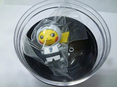 Pocket Monsters - Pikachu - Danin Gokko Pikachu - Team Rocket ver. (Pokémon Center)ㅤ – Pokémon Center – ActionFigureBrasil — ângulo diferente