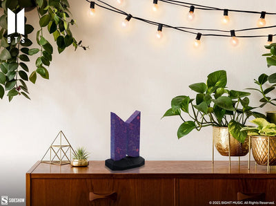 Premium BTS Logo: 7 With You - LIMITED EDITION (7 With You) – Sideshow Collectibles – ActionFigure Brasil — ângulo diferente