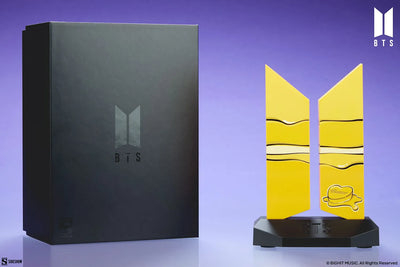 Premium BTS Logo: Butter Edition - LIMITED EDITION (Butter Edition) – Sideshow Collectibles – ActionFigure Brasil — com base expositora