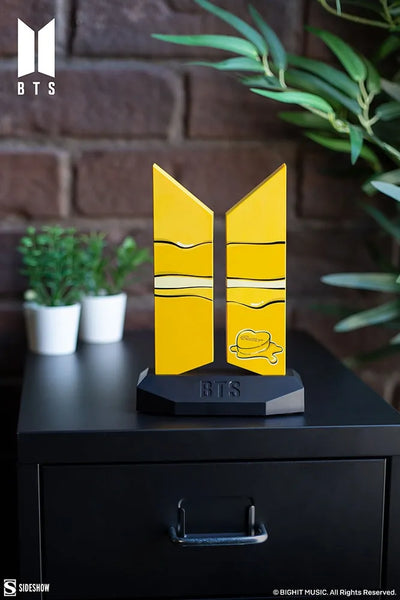 Premium BTS Logo: Butter Edition - LIMITED EDITION (Butter Edition) – Sideshow Collectibles – ActionFigure Brasil — ambientada