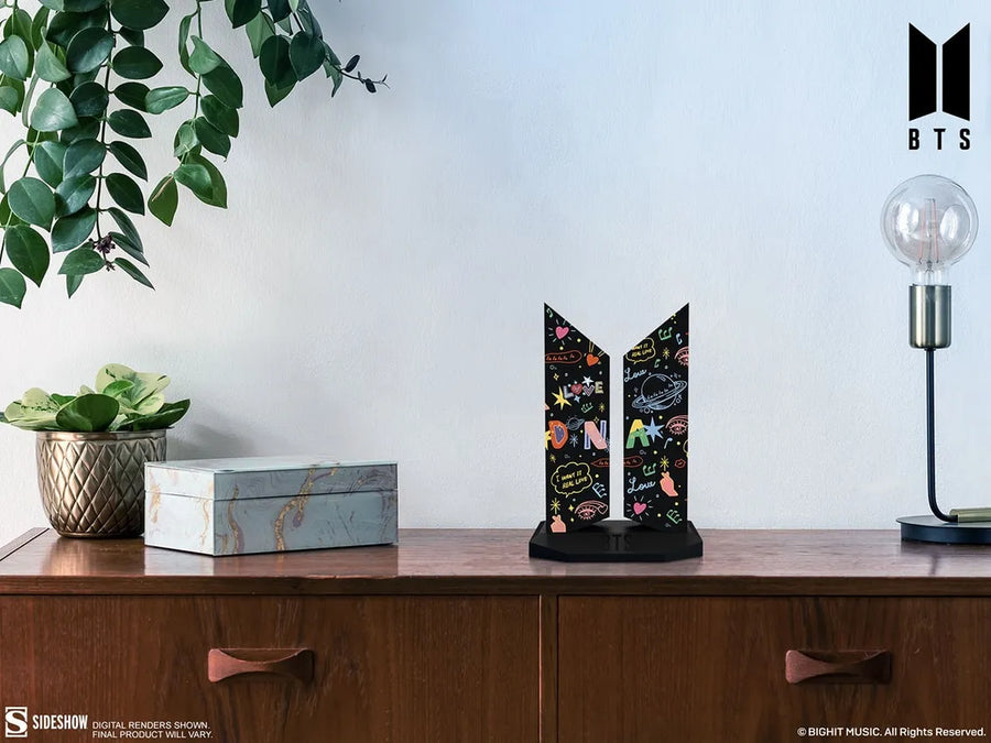 Premium BTS Logo: DNA Edition - LIMITED EDITION (DNA Edition) – Sideshow Collectibles – ActionFigure Brasil