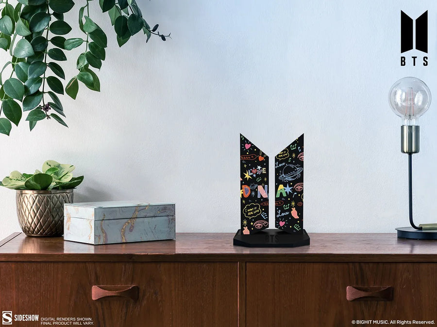Premium BTS Logo: DNA Edition - LIMITED EDITION (DNA Edition) – Sideshow Collectibles – ActionFigure Brasil