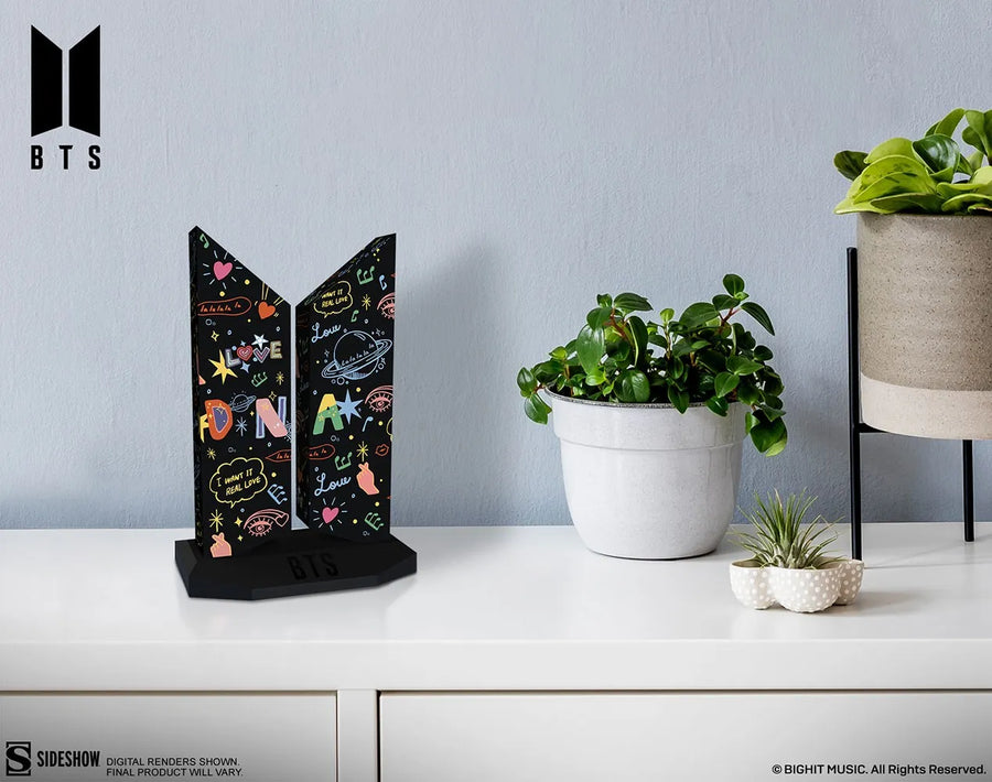Premium BTS Logo: DNA Edition - LIMITED EDITION (DNA Edition) – Sideshow Collectibles – ActionFigure Brasil