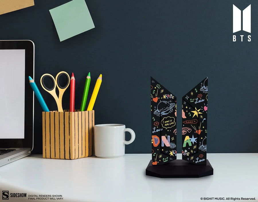 Premium BTS Logo: DNA Edition - LIMITED EDITION (DNA Edition) – Sideshow Collectibles – ActionFigure Brasil