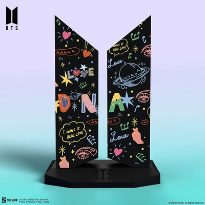 Premium BTS Logo: DNA Edition - LIMITED EDITION (DNA Edition) – Sideshow Collectibles – ActionFigure Brasil — ângulo diferente