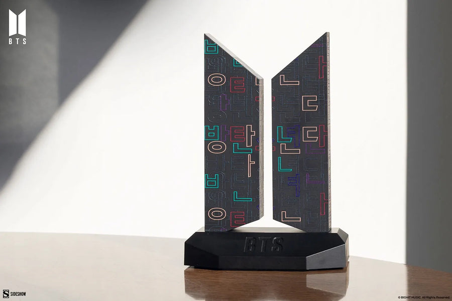 Premium BTS Logo: Hangeul Edition - LIMITED EDITION (Hangeul Edition) – Sideshow Collectibles – ActionFigure Brasil