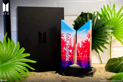 Premium BTS Logo: Los Angeles Edition - LIMITED EDITION (Los Angeles Edition) – Sideshow Collectibles – ActionFigure Brasil — ângulo diferente