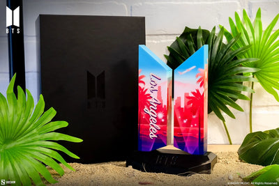 Premium BTS Logo: Los Angeles Edition - LIMITED EDITION (Los Angeles Edition) – Sideshow Collectibles – ActionFigure Brasil — ambientada