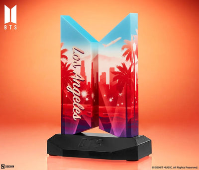 Premium BTS Logo: Los Angeles Edition - LIMITED EDITION (Los Angeles Edition) – Sideshow Collectibles – ActionFigure Brasil — iluminação de estúdio