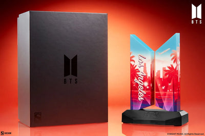 Premium BTS Logo: Los Angeles Edition - LIMITED EDITION (Los Angeles Edition) – Sideshow Collectibles – ActionFigure Brasil — com base expositora