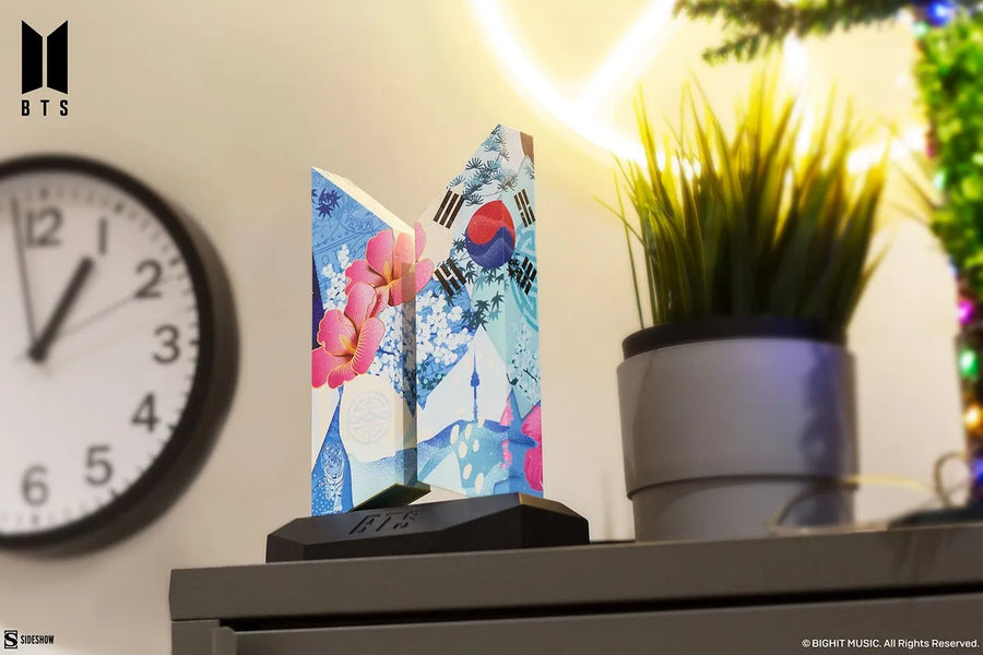 Premium BTS Logo: Seoul Edition - LIMITED EDITION (Seoul Edition) – Sideshow Collectibles – ActionFigure Brasil