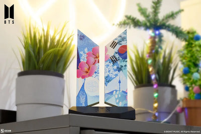 Premium BTS Logo: Seoul Edition - LIMITED EDITION (Seoul Edition) – Sideshow Collectibles – ActionFigure Brasil — detalhe do produto