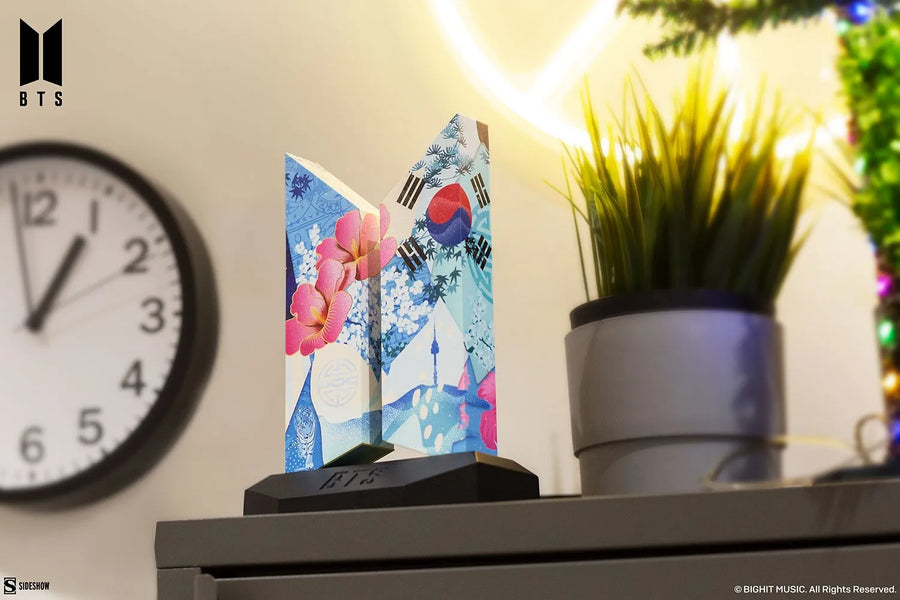 Premium BTS Logo: Seoul Edition - LIMITED EDITION (Seoul Edition) – Sideshow Collectibles – ActionFigure Brasil
