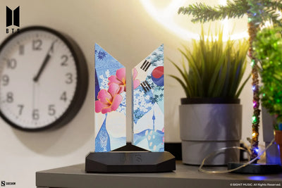 Premium BTS Logo: Seoul Edition - LIMITED EDITION (Seoul Edition) – Sideshow Collectibles – ActionFigure Brasil — iluminação de estúdio