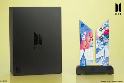 Premium BTS Logo: Seoul Edition - LIMITED EDITION (Seoul Edition) – Sideshow Collectibles – ActionFigure Brasil — ambientada